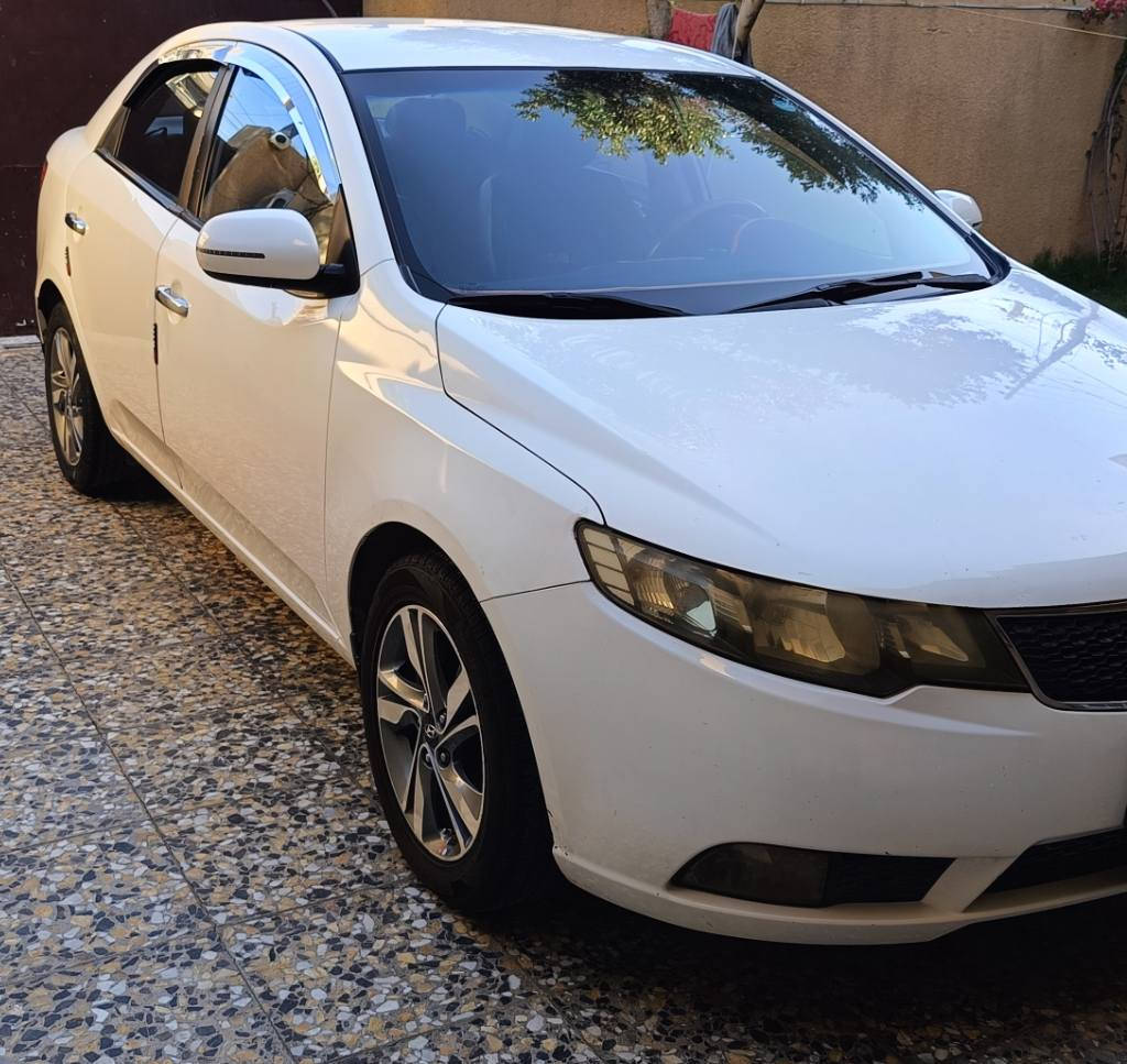 السلام عليكم 
للبيع سيارة [كيا سيراتو 2011] رقم اربيل بأسمي شرط التحويل

🔹 المواصفات:

اللون: [ابيض]

مكينة: [ما مفتوحة]

گير: [أوتوماتيك / 6 نمر مسويله ادامة فلتر ودهن]

تبريد: [ثلج منظومة كاملة جديدة]

الإطارات: [جديدة]

بطارية: [جديدة]

كيج حماوة
بيها منطومة انارة زينون اصلي من شنايزر
كاعية مغلفة جلد
عازل حراري امريكي بالجامات
شاشة وكامرا دواره
كامرة حوادث  داش كام

🔹 الحالة:
[بيها نص قطعة صبغ چاملغ خلفي بدون دواخل وتبديل باب نفس اللون بدون صبغ]
السيارة جاهزة ومناقصها اي شي دينار متصرف عليها

🔹 السعر: [105]

📍 الموقع: [بغداد/الكرخ]
📞 للتواصل: [***********] متوفر واتساب
