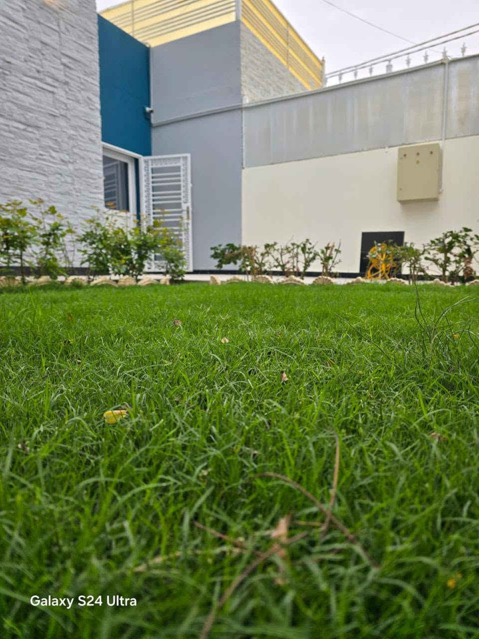 🏡 بيت مميز للبيع (تأثيث كامل - غير مسكون ) جـاهـز لـلـسـكـن الفـوري 🏡

​📍 الموقع:  قرية الغدير٢ - بلوك 9 / دار 3.
🧭 الواجهة: شمالية (بصف الركن)، وقريب جداً من البوابة الرئيسية للمجمع لسهولة الدخول والخروج.
​📐 مواصفات الدار:
​التصميم: طابق ونصف.
​الحالة: مؤثث بالكامل.
​📸 (الصور المرفقة تُظهر كافة التفاصيل والتشطيبات الفاخرة للبيت من الداخل والخارج) 👇
​📞 للاستفسار عن السعر وباقي التفاصيل:
يرجى إرسال رسالة مباشرة عبر تطبيق الواتس آب على الأرقام التالية:
📲 *********** | م. فارس
📲 *********** | م. عمار
​🏢 أو شرفونا بزيارة موقعنا:
مكتب "سيد الأوصياء للعقارات والأعمال الهندسية"
📍 عنوان المكتب: مجمع السلطان - مقابل المدينة الملكية - مباشرة على الشارع الحولي.
​#عقارات_النجف #مجمع_السلطان #بيوت_للبيع #عقارات #سيد_الأوصياء

