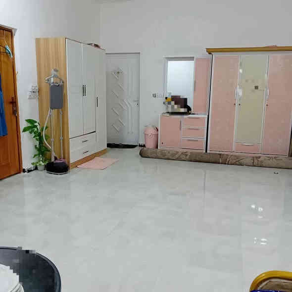 دار للبيع في مجمع الدوح
المساحة/ 218 
حر غير مطلوب
بناء صاحب الدار
طابقين 
الطابق الاول//استقبال وصالة كبيرة ومطبخ وغرفة عدد2 وتهوية عدد 2 مجمع صحيات عدد2 داخلي وخارجي وحديقة وكراج سيارة
الطابق الثاني// يتكون من غرفتين 2.(غرفة كبيرة بنظام السويت مع مجمع صحيات كبير) وغرفة ثانية وسطح.
‏للاستفسار ***********
