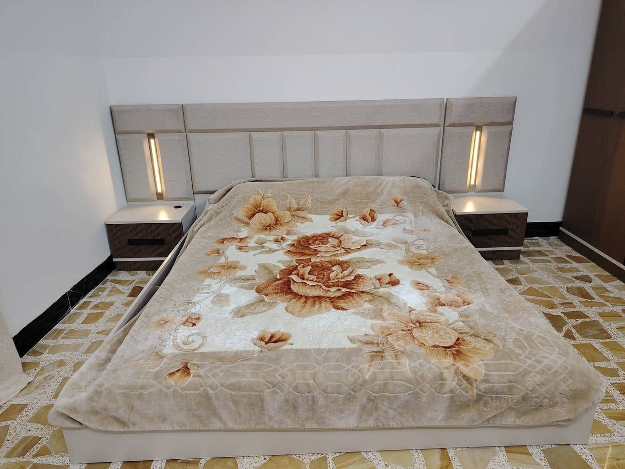 #للــبــيــع
غرفة نوم تركية 5 قطع
نوع الخشب MDF ثقيل جداً
سعرها 650 وبيها مجال شوية 
الغرفة جديده مستخدمة 4 اشهر فقط 
عنوان موصل الجانب الايمن حي رجم حديد
 للأستفسار اكثر الأتصال على الرقم 
***********
