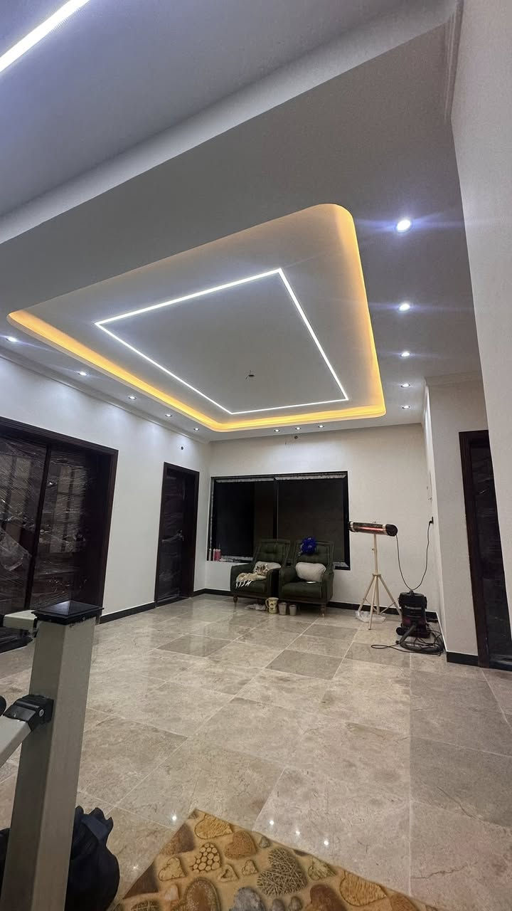 سلام عليكم بيت للبيع في منطقه الجبيله قرب جامعه الكنوز لطب الاسنان قريب على مول السلطان بيت مساحه ٢٥٢وبي فطله ١٢متر المساحه الكليه ٢٦٥ البيت ٣طوابق يحتوي على ٨غرف مطبخ ٢ صحيات ٥ بيت جديد ما صارله سته اشهر من كامل يحتوي على حديقه داخله وخارجيه وكراج لسياره بيت كله مرمر ارضي والواجها مرمر كامل متكمل واكو صور اذا اتريد ادزلك راسلني واتساب  سعر البيت مليار و١٠٠ وبي مجال بسيط ايي استفسار ***********
