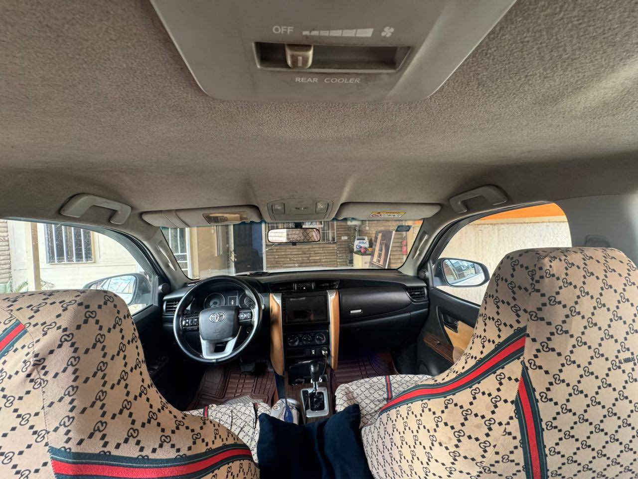 للبيع بدون مراوس 
سيارة تويوتا فورجنر  لون ابيض موديل 2018 
رقم واسط الدولي الجديد
تحويل مباشر 
محرك 2700 الاقتصادي 
4 سلندر 
مع منظومه غاز حكوميه ( مصفى الدورة) 
مواصفات حساسات امامي خلفي 
شاشه 
مانع انزلاق 
تحكم استيرن 
7 راكب. 
صبغ حزام 
بدون بجم بدون ايرباكات سليمه 
ضربه باب وجاملغ فقط 
السياره نظيفه جدا بمعني الكلمه 
ماشيه 152 الف كم. حقيقي 
تخم اطارات جديدة قبل عشره ايام 
حداديه وصدر وكير ومحرك سليم جدا 
مع سونار اذا تحبون ارسله على الواتس اب. 
المكان بغداد الدورة 
***********
السعر 220 ورقه قابله للتفاوض 
بدون زحمه الشراي يتصل
