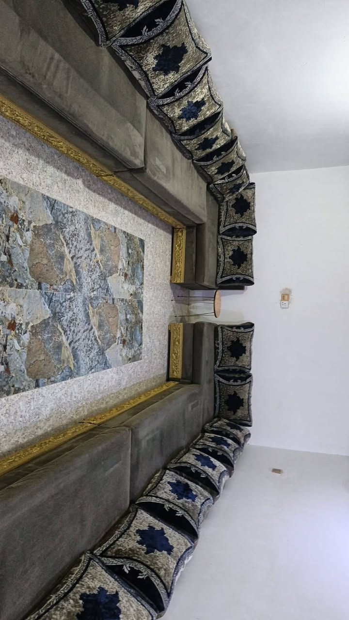 تخم ديوان ب450وبي مجال نضافته مثل ماواضح بلصور يتكون من 4قطع ام3نفرات وقطعتين ام 2يعني 16نفر ديوان ونص ناصريه


**إذا كنت صاحب هذا الإعلان وتريد حذفه لأي سبب، رجاءا أرسل رسالة إلى الدعم الفني**