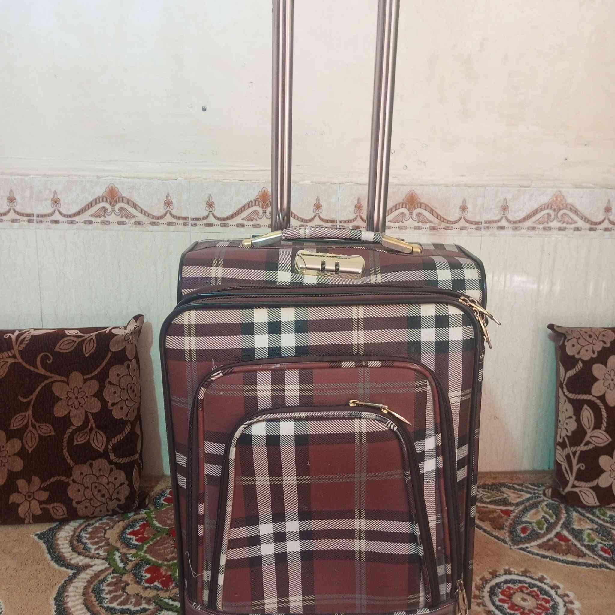 سلام عليكم للبيع جنطه نظيفه  سحب  ديوان ٩ قطع  نظيفات   مراسله وا***********
