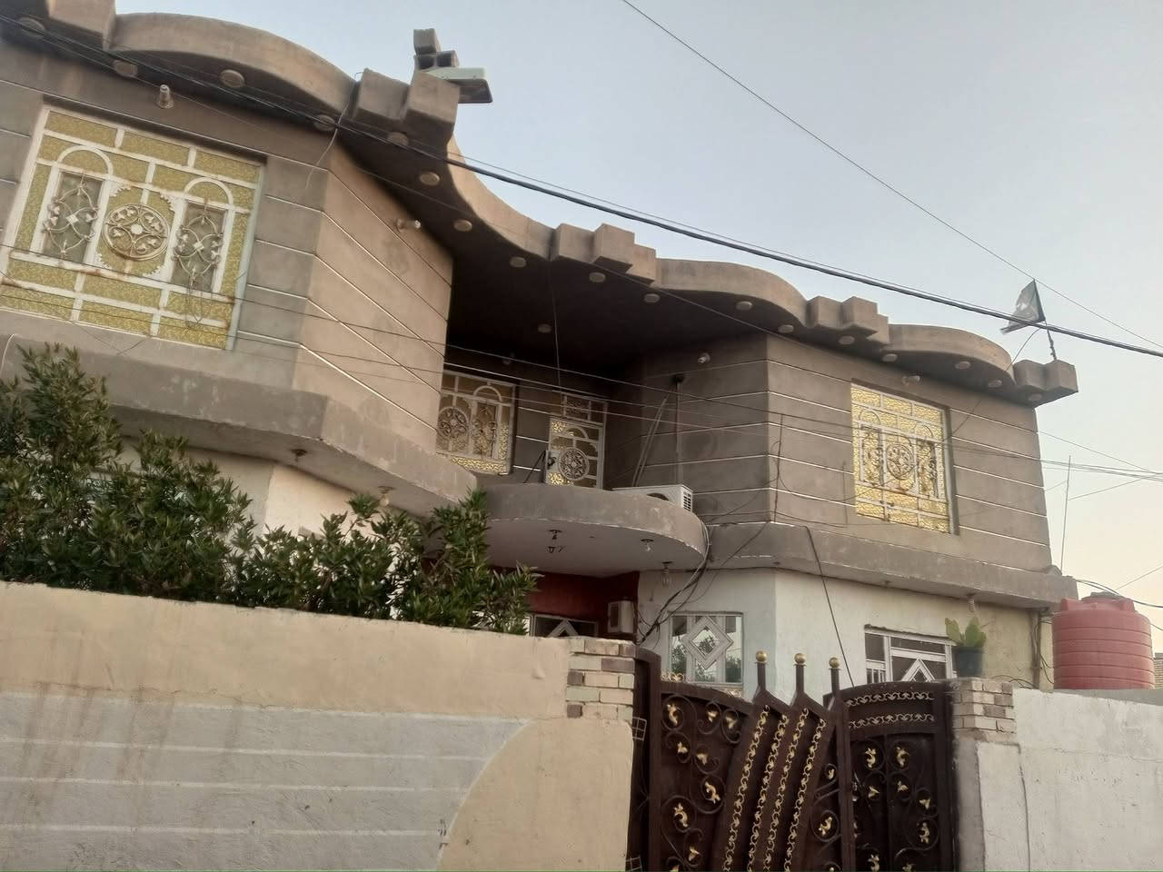 سلام عليكم 
بيت للبيع مساحه 500 م في مثلث الكلابين خلف احمد القاضي عل شارعين 4خرف نوم مطبخ استقبال صالتين 
للستفسار ***********
