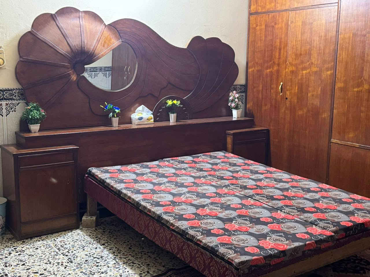 السلام عليكم ورحمة الله وبركاته 
اخوان للبيع غرفة خشب اصلي الثقيل درجه اولى 
تتكون 
1_كنتور 6 ابواب + ملحق 
2_ميز تواليت 
3_زاويا + ملحق 
4_كومدي تلفزيون 
5_ كوميدي خزن 
6_ جربايه نفرين 
اخوان الغرفة كلش نضيفه فقط يحتاجلها صبغ 
للتواصل خاص أو علق واني اجيك 
سعر كلش مناسب


**إذا كنت صاحب هذا الإعلان وتريد حذفه لأي سبب، رجاءا أرسل رسالة إلى الدعم الفني**