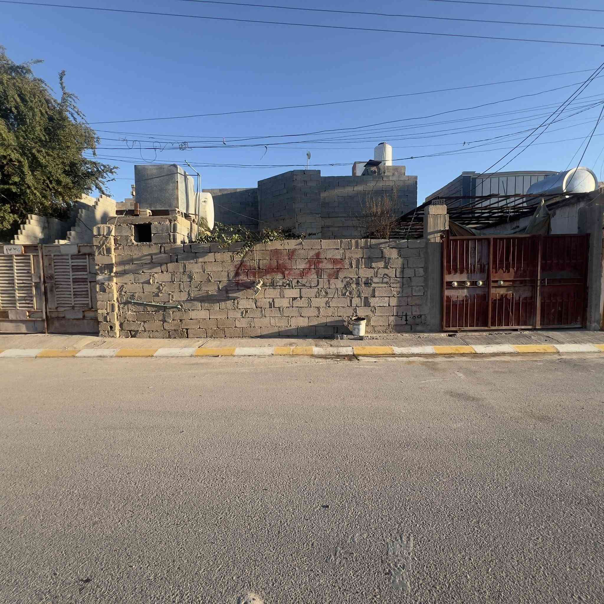 بيت للبيع مساحة 416
عرض16
نزال 26
خدمات متكاملة ماء تبليط 
شارع12
البيت مقسم مشتملات ثنين
منطقه جبيل قرب جامع محمد بن سيرين
مكلف بالنشر 
للاستفسار 
***********
