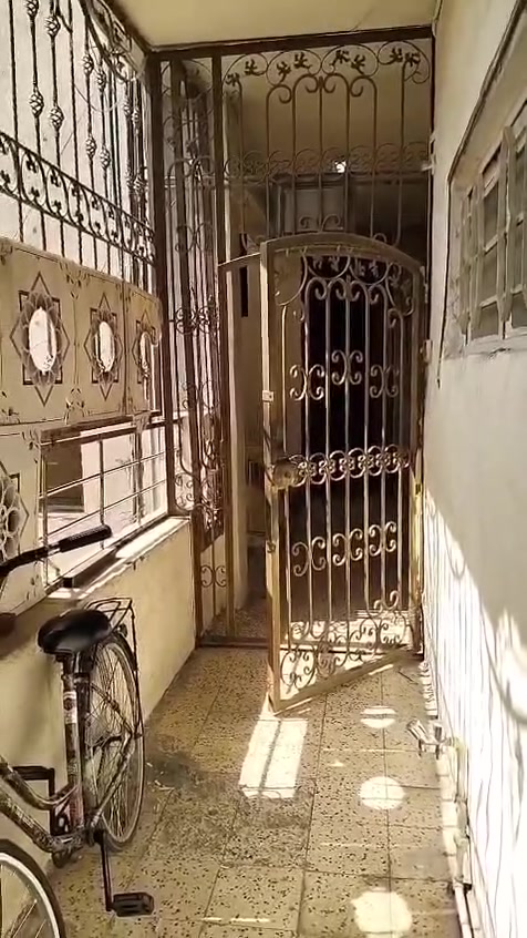شقه للبيع سرقفليه العنوان كراده عالبرى تحريات ٥٢عماره كنافه القدسي تحتوي على غرفتين ومخزن وخطاروهول بلكونات ٢الاجار٤٨٥ متضمن الماي والكهرباء السعر٨ملايين وبيهامجال السكن عوائل فقط الاتصال عالرقم *********** وهذاتصويرالشقه
