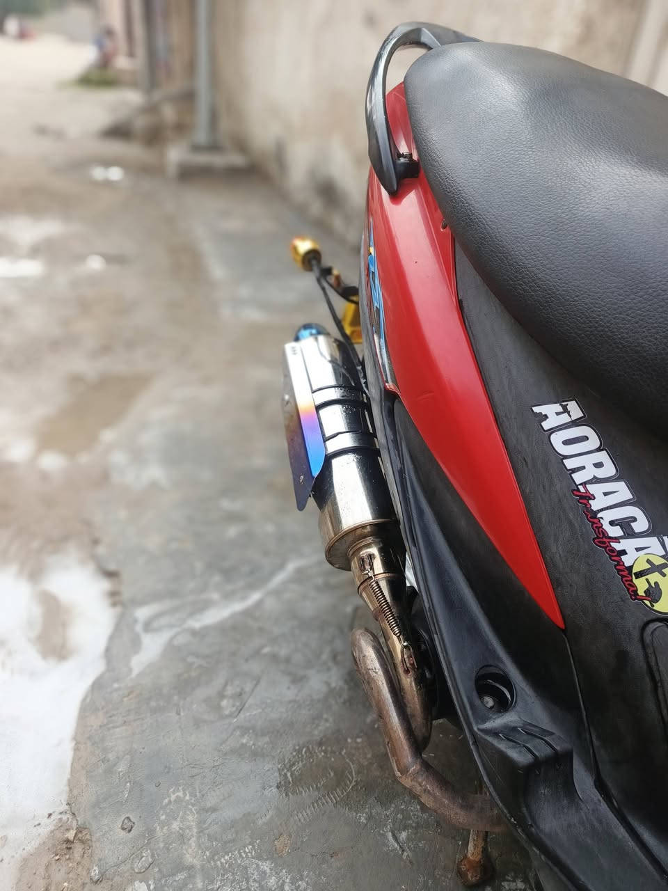 السلام عليكم دراجه ماكس عدله دراجه صالها شهرين نازله من الوكيل الدراجه خير من الله نكره بأي وقت الدراجه بيها تزويد خارجي
أصابع ابريك 
صدر أمامي 
دبل خلفي سبع ألوان 
صالنصه حلزوني أصلي
وبيها بعد نواعم 
غراضها البلاديه موجوده وياها
الدراجه شلعه ومعدل جيب وياك فيتر وتعال افخص 
للاستفسار اتصل***********
