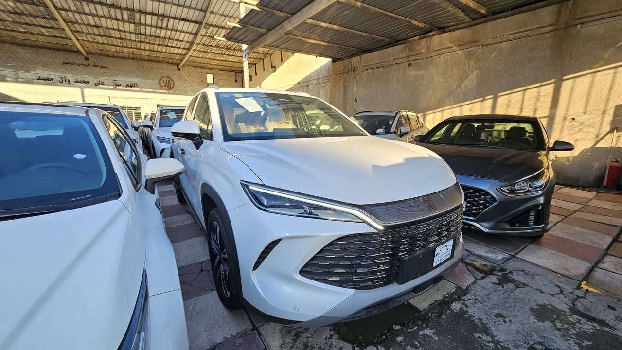 BYD SONGL
يسرنا الإعلان عن وصول دفعة جديدة من سيارات BYD سونك لارج موديل 2025.

تتميز هذه الفئة بالمواصفات الكاملة التالية:

*   رادار أمامي متطور.
*   نظام تحديد المسار، مثبت السرعة التكيفي، ونظام التعرف على المشاة.
*   نظام كاميرات محيطية 360 درجة.
*   مقاعد أمامية كهربائية مع خاصيتي التدفئة والتبريد.
*   فرش داخلي من الجلد الفاخر.
*   شاشة عرض متعددة الأبعاد (طول وعرض).
*   عجلة قيادة متعددة الوظائف.
*   نظام تحكم متكامل في جميع خصائص السيارة عبر الشاشة المركزية.

العنوان: بغداد، البياع، الشارع الثالث، شركة طريق الفخامة.

للاستفسار، يرجى الاتصال على الرقم: ***********.
