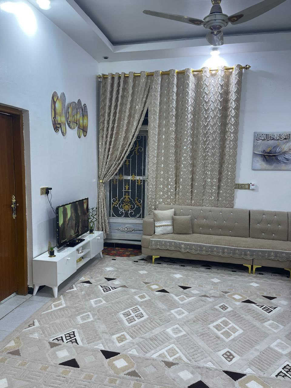 السلام عليكم دار للبيع مساحه 200 م حي الشرطة الصوب الصغير بناء حديث  مكون من 2 غرفه مطبخ وصاله واستقبال ومجمع صحي خارجي وداخلي البناء عكاده مطلوب 25 للاسكان هاي كل تفاصيل البيت والسعر 127 بي مجال بسيط للاستفسار ***********
