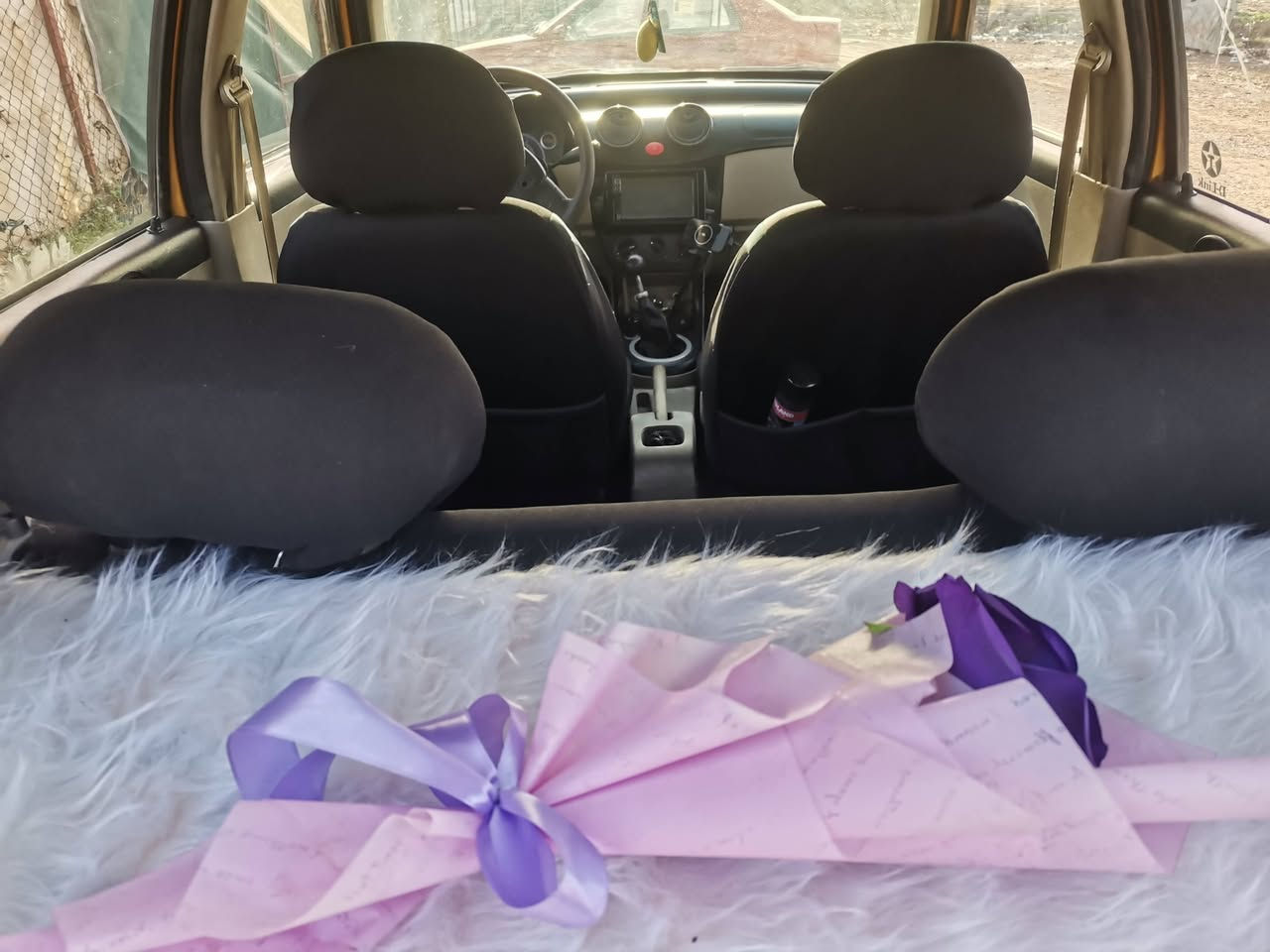 السلام عليكم ليڤان للبيع كاربون بانزين بيها سنويه لي 27نافذه محرك كير شرط مصبوغه عام جماليه واير منيه شرط من الداعميه لل دعاميه السعر 33وبيها مجال
***********
