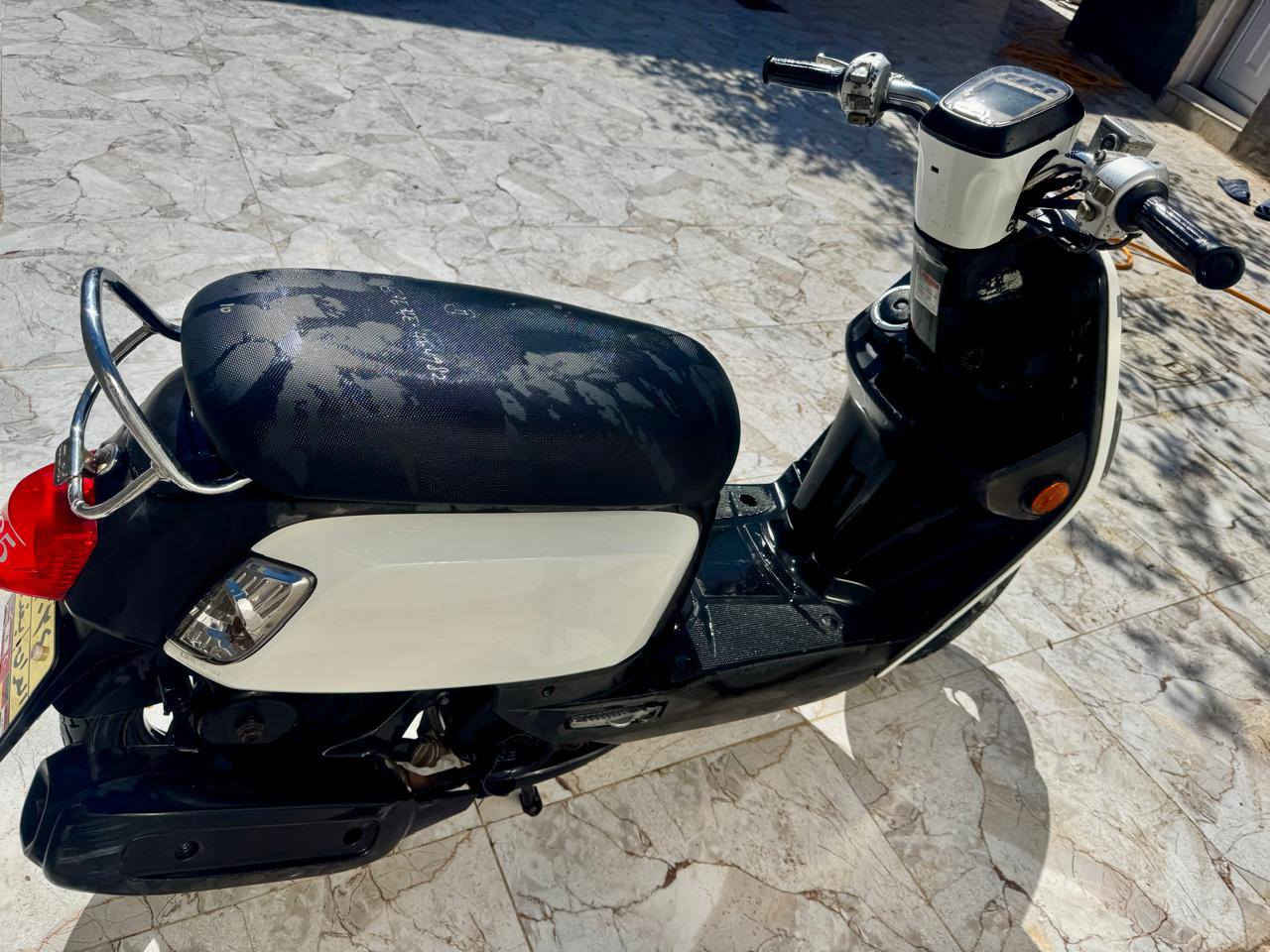 السلام عليكم.. ماكس بوليسي للبيع 🛵
لدراجه موديل 2011 مسطره نوزل كفاله عامه مكينه ما مفتوحه شرط لفحص ,   دراجه مال جناااي بانزينها محسن ودهنها موتل  مكاني سوك الشيوخ   سعرها مليون وبيها مجال موجود واتساب ***********
