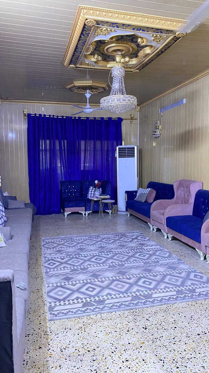 من رخصة صاحب المنشور 
بيت للبيع في حي الرئاسة مقابل العبيدي شارع جامع الامام علي المساحة 300 متر 12 *25 يحتوي على حديقة كبيرة وغرفتين نوم وترك خلفي وجانبي وحولي درج وحمام كبير وتواليت في الداخل والخارج واستقبال وهول ومطبخ وكراج للسيارة. ***********
