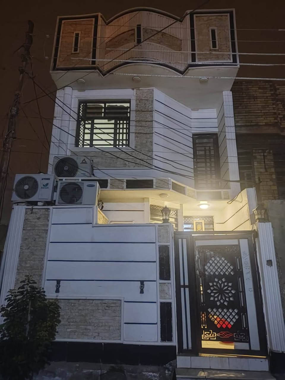 يوجد لدينا دار المساحه 100 متر طابقين أربع غرف نوم وأستقبال وصاله ومطبخ وثلاث صحيات السعر 180 مليون مطلوب 80 مليون للمصرف يسدد 350 بالشهر  تطلوعه 100 مليون العنوان حي النصر للأستفسار ***********
