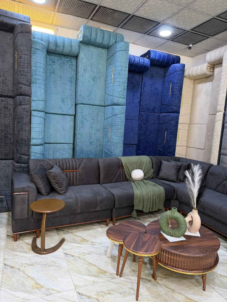 ديوان 10 مقاعد 
قياس 7 متر بي زاويه و3 جوكر تتحكم بالقياسات التناسبك 
جديد بي 4 الوان 
للحجز ***********
***********
