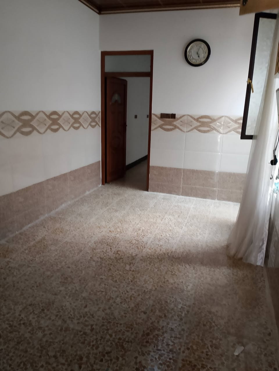 السلام عليكم يتوفر بيت ايجار في حي السماح الاسياسين الارضي غرفه هول صحيات مطبخ وستقبال بناء 🏢 حديث فول الثاني غرفه هول التواصل مع مكتب صفوان السنجاري شقق الخظراء او على الارقام التالى ***********اسيا ***********
