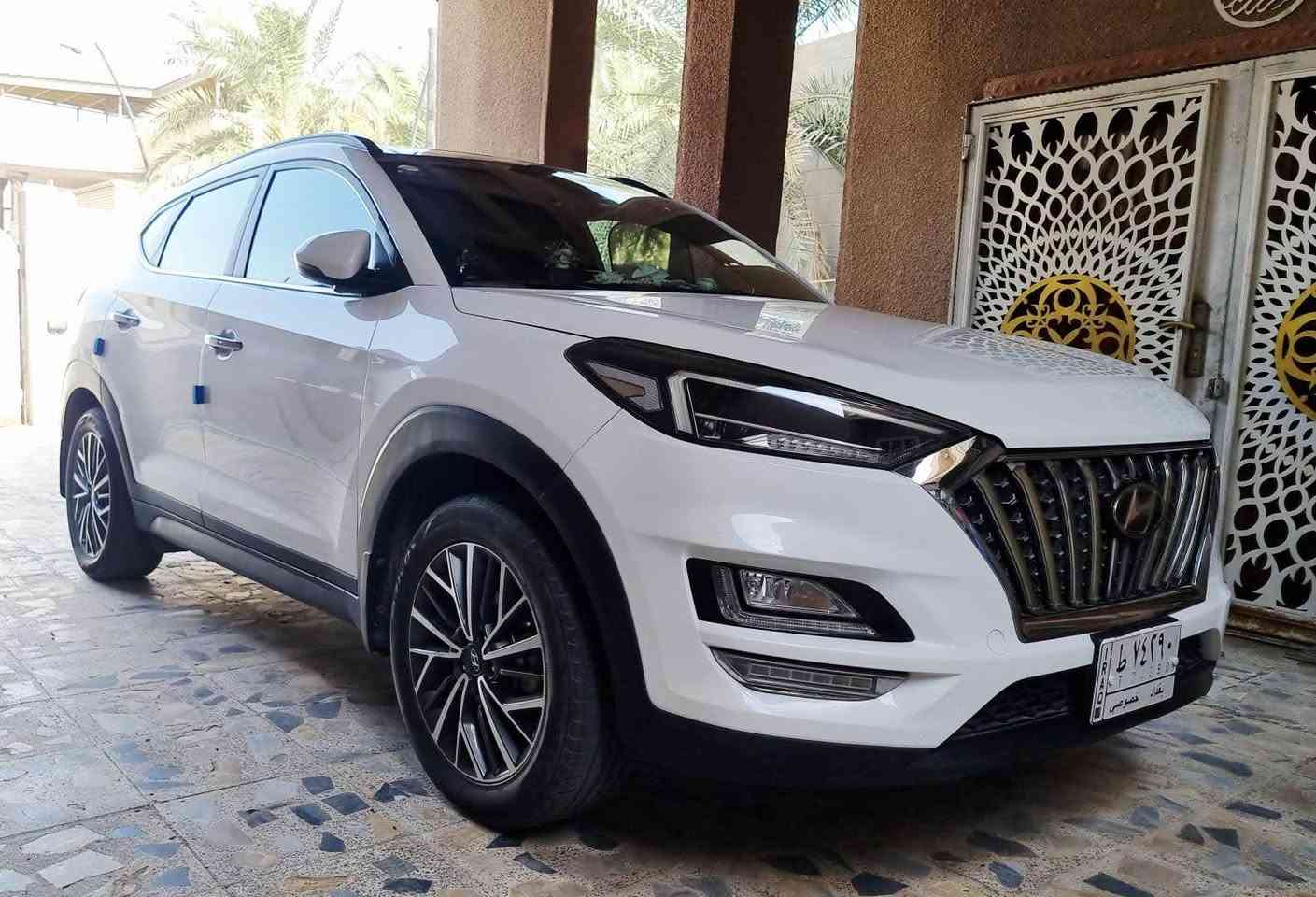 للبيع  هيونداي توكسان خليجي كوري موديل 2020 ابيض ثلجي

 -  رقم بغداد مشروع وطني  تحويل مباشر

 - فول مواصفات 1/1
سياره جديده ومكفوله ونظيفه

 -  عدا رصعه صغيره قرب الباب الخلفي 

وتكحيل كارت  صغير جدآ وخفيف
 في الدعاميه الخلفية 

 - ماشيه   49 K
 قابله للزياده 

المواصفات
----------
- شباك لكزز

. الايت 5 عدسات زنون بلادي

.  لد  نهاري  ليلي 

.  دبل كشاف

. كشاف يفتح بأتجاه الأستيرن
  ▶️   ◀️  بلاد

.  بصمه

. فتحه سقف بانوراما

. يدات نيكل بلاد

. حساسات خلفيه

 . كامرات عدد 2
   أماميه  وخلفيه

.  قطعتين تبريد 

. الدواخل صاج و عسلي

. كشنات قرميدي  بقلاوة

.  شاشه كبيره 

 . سايد بريك بالرجل / كوري

.  شحن لاسلكي 

 .  تبريد  بالجكمجه

.  أشاير بالمري 
 
.  المقاعد الأماميه
 كهرباء

.  دبل ايرباك

.  مكينه 2000 دوش
   الاقتصادي

السعر   210

وبيها مجال بسيط للطيبين

مكاني في البصرة

للأستفسار : *********** البصرة, العراق
