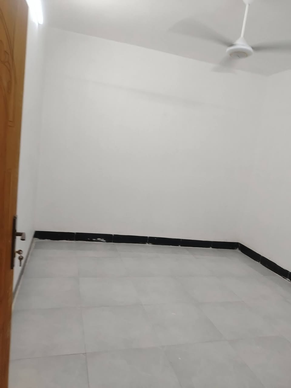 السلام عليكم يبت البيع المساحه خمسه وخمسين متر العنوان بغداد سبع قصور مقابيل حلويات الحمداني خدمات كامله تبليط ومي وكهرباء الاستفسارع الرقم ***********واتساب استقبال صارله غرفه معه قرفه فوك
