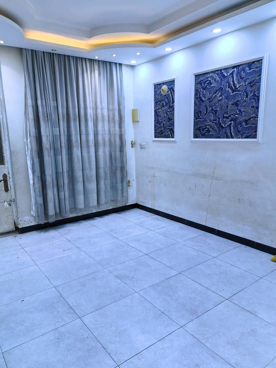 من رخصة صاحب الكروب
حصراً للعوائل الصغيرة مشتمل 50 متر طابق ثاني للأيجار في منطقة الشعب قرب جامع بدريه 
درج معزول يحتوي على استقبال ومطبخ وغرفة نوم + سطح  وملحقات للأستفسار ***********

