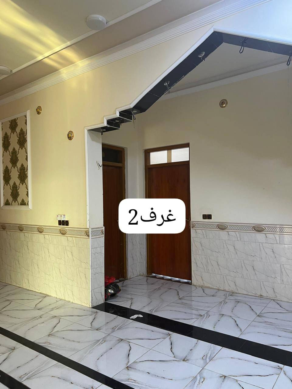 سلام عليكم 
بيت للبيع مع قطعه ارض منطقه حصيبه الشرقيه الزويه  قريب علمضيق  كهرباء خدمات حديثه شارع تبليط +ماء+كهرباء+ مساحه الكليه  1250م.  مساحه البيت 750 
ومساحه القطعه الخارجيه 500م. مع واجها محلات   مكون من حديقه +صحيات خارجيه بابين سياج خارجيه + مدخل+ +ديوانيه +استقبال+صاله +ثلاث غرف +حمام داخلي +منور خارجي بتجاهين كامل من كلشي بنيان  طابوك شغل درجه اوله مرتب السعر المطلوب 210مليون وبي مجال تريد بس بيت 160وبي مجال  ابيعلك تريد بس قطعه هم ابيعلك  بيك خير ودلل رقم الهاتف  ***********
