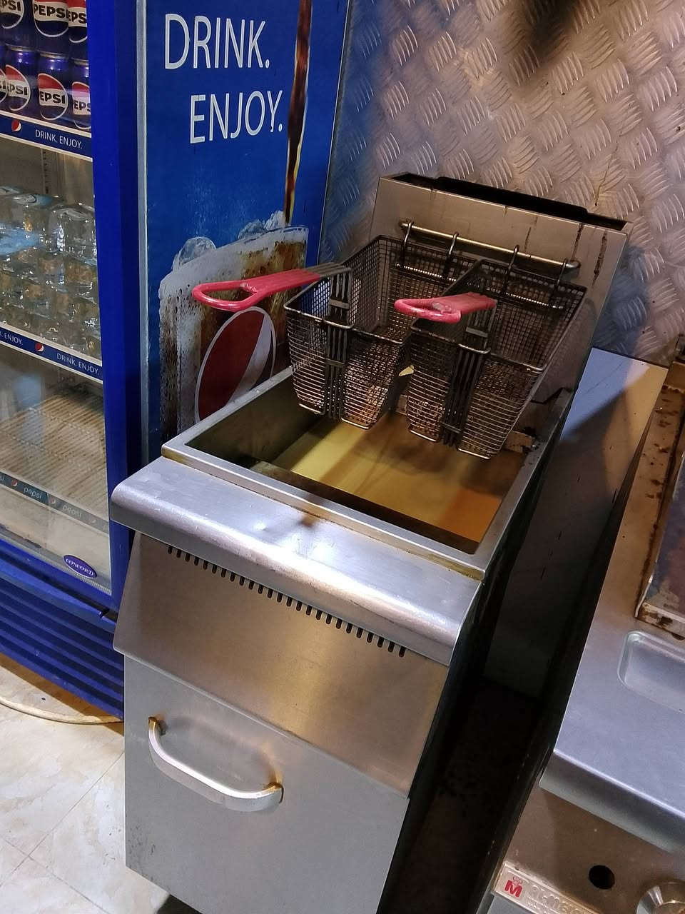 سلام عليكم غراض مطعم للبيع غراض كامله وشغاله ونظيفة عنوان بغداد 
***********
