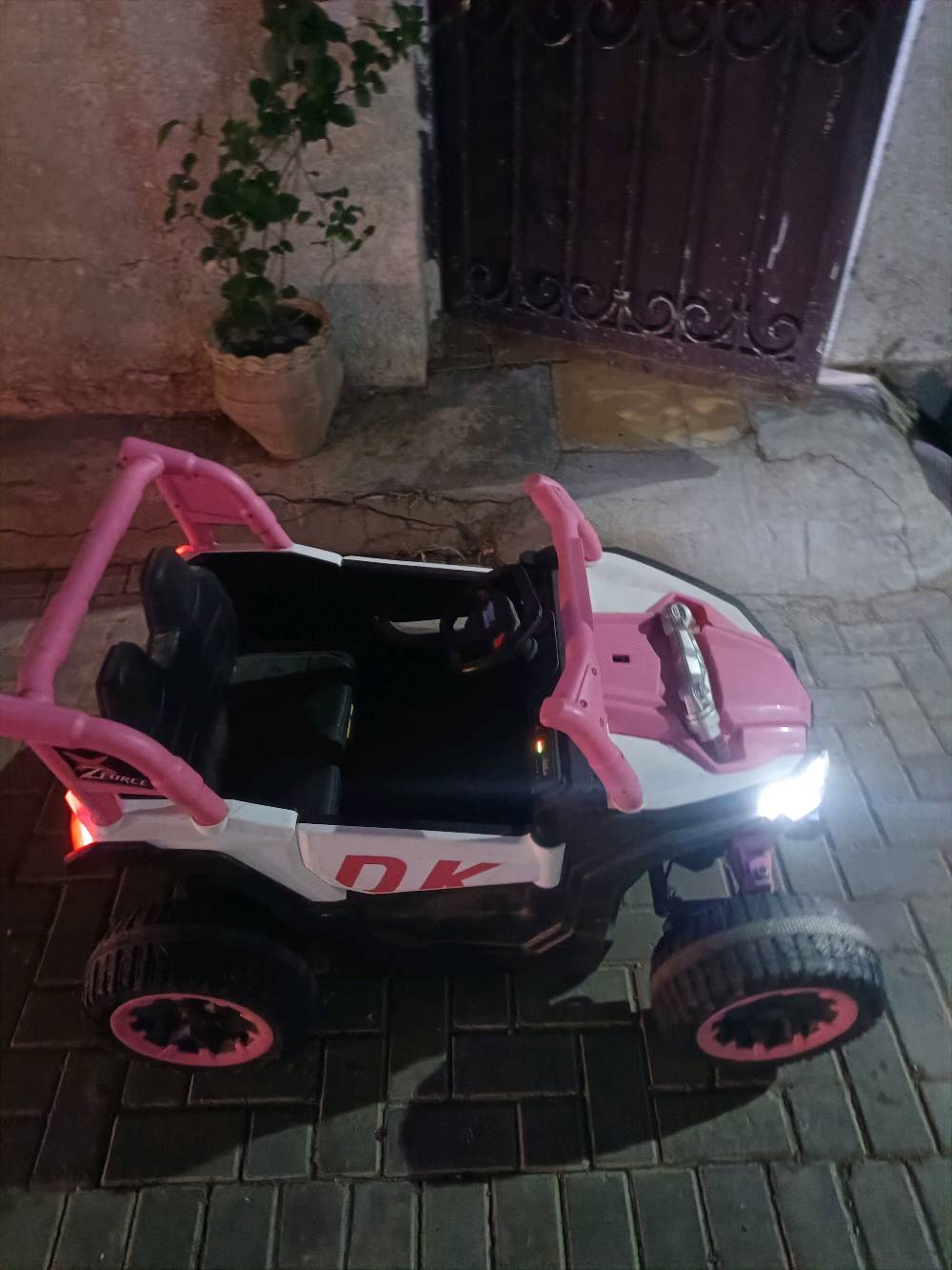 سيارة كهربائية مال اطفال نظام ريمونت نوع جيب بطاريه حجم كبير جديد شاحنه وريمونت وياهه الموقع بالعطيفية يرجئ الاتصال بهذا الرقم وتساب *********** هاي الحجم الكبير بطارية 🔋 12 فولط ماعندي مكان وبنتي كبرت فقط هذا سبب البيع