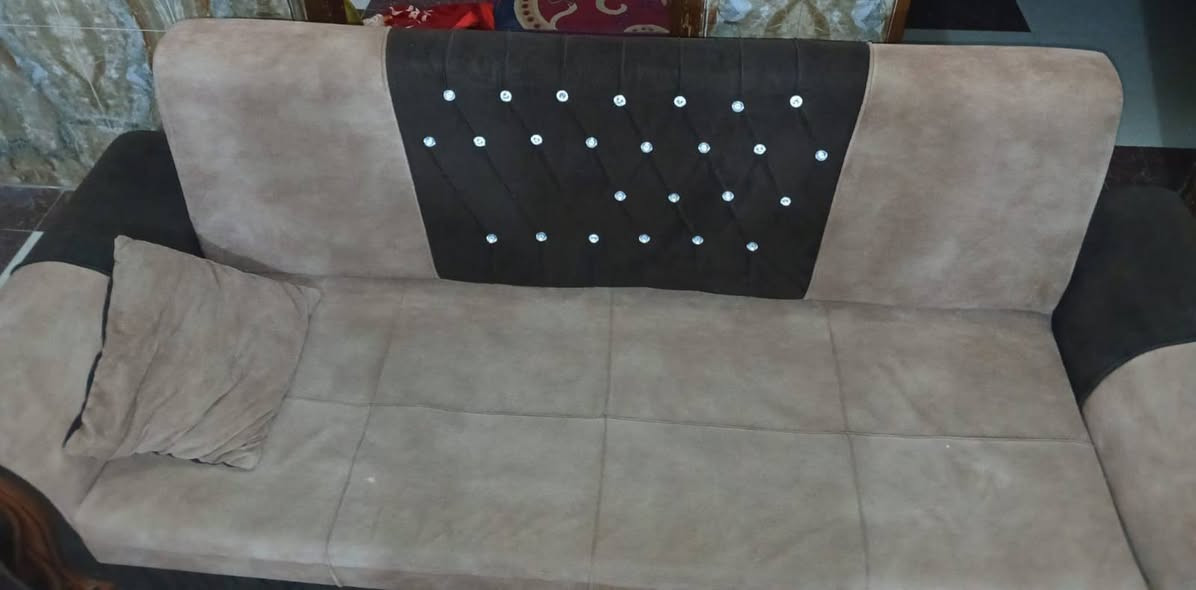 سلام عليكم
تخم ١٠ مقاعد ٥ قطع نظيف كلش 

سعره 160 الف 
***********
