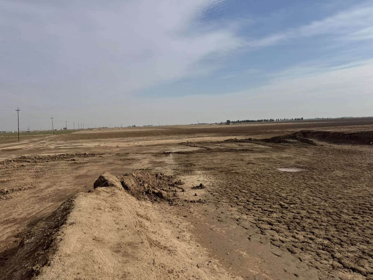 السلام عليكم ارض للبيع طابو زراعي 30 دونم 8 طابو زراعي و23 زراعي شرط التحويل بيها بير وخط كهرباء وبير وغرف وحوض سمك الأرض فارغه مكان قريب على عرب الخزيفي العلم صلاح الدين الشراي يتصل ***********
