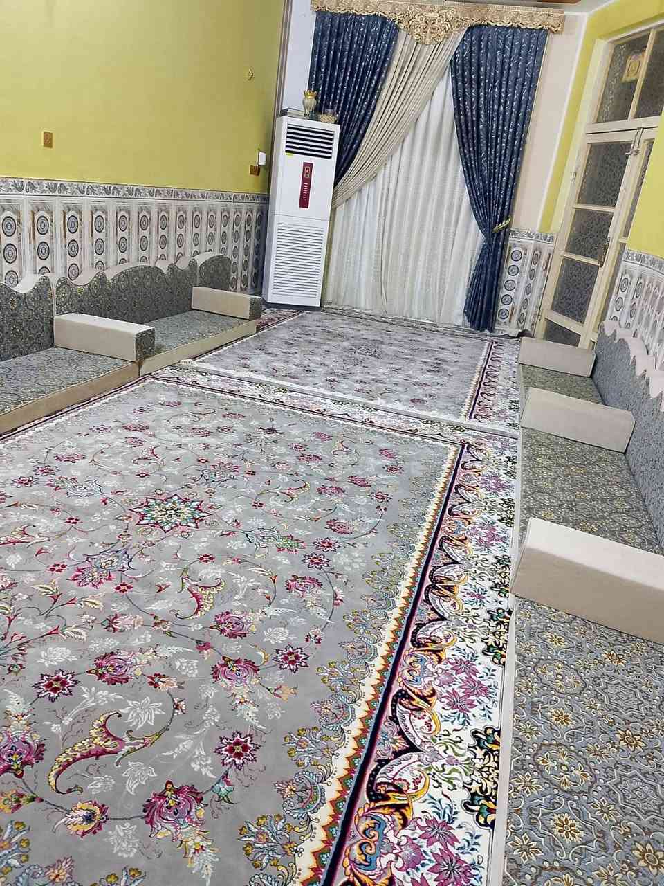 بيت للبيع  مساحة ٢٠٠ متر كونكريت بناء حديث غرفتين وصاله ومطبخ كبير واستقبال عشره متر وصاله تسعه متر وصحيات خارجيه وداخليه المكان التضحيه شارع العيادة الستداره الثانيه كافه الخدمات متوفره السعر 200 مع المجال  لتواصل ***********
