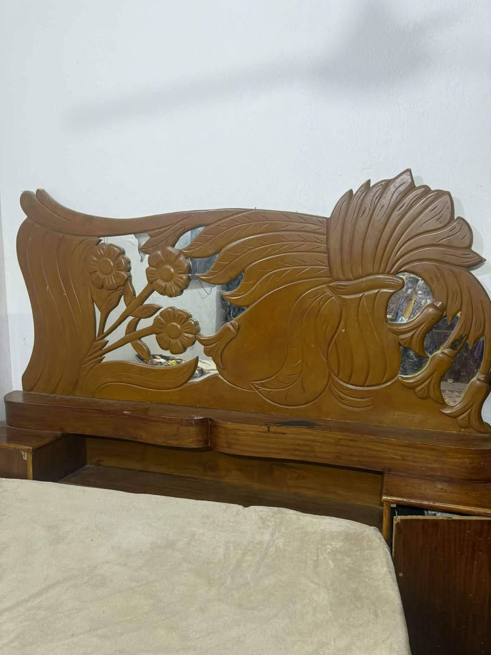 كنتور وميز مرايه وتاج وجربايه للبيع اتصال على رقم ***********
