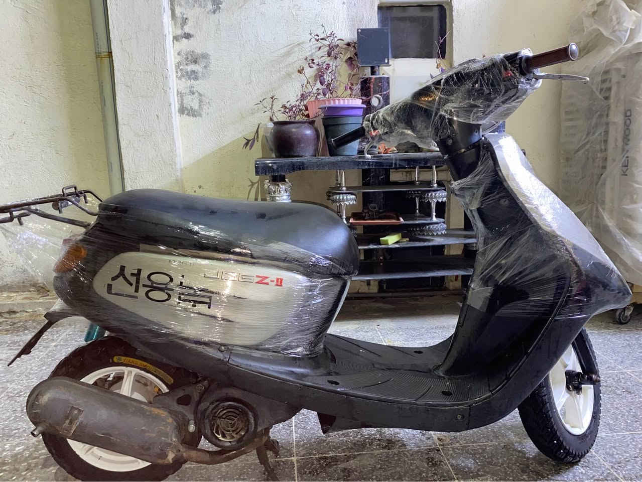 السلام عليكم مر رخصه الادمن دراجه ستين قرده خمس زروف ياباني للبيع دراجه سلف هندر كهربائيات سلف هورن اشاير لايت امامي خلفي قفل جنطه قفل صندوق قفل اكسل كله شغال وياله رياضي تايرات نظيفه هندر شغال دراجه ناعمه كفرات بلادي السعر 225 او بيها مجال بسيط مكاني شعب شارع عدن خلف جامع الشروفي رقمي *********** واتساب Colombo, Sri Lanka
