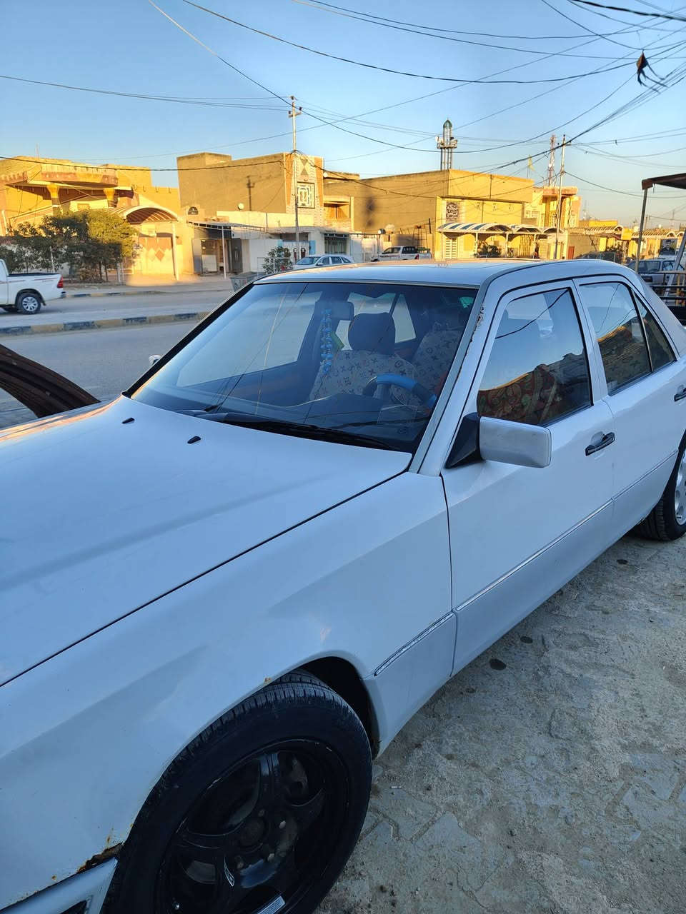 السلام عليكم
مارسدس دب محرك في في تي 
رقم قادسيه 
الله وكيلك ماتفتح بنيد 
تفحص وترايك وين متريد 
كلشي بيه شغال كهربائياته +تحكمات جام +الفتحه 
والتبريد فقط يحتاج غاز 
سياره جدا ناعمه 
وحلوه بالشارع استخدمه فقط الدوامي بداخل المدينه 
اخواني عارضه ب 65 ومجال قليل 

*********** 
ابو حسين
