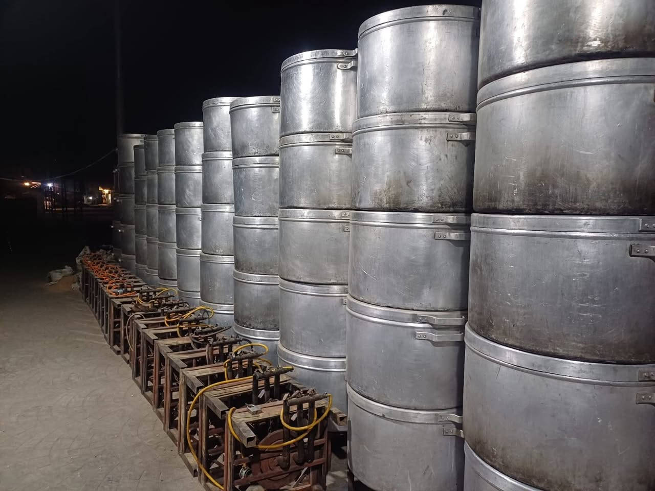 سلام عليكم الأصحاب المواكب والمحلات قزانات فافون الثقيل   طباخات جفاجير مصافي مستعمل شي قليل  كميه مفتوحه العنوان بغداد *********** الشراي يتصل المواقع التواصل مامتواجد
