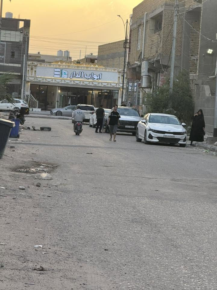 بيع مستعجل

بيت للبيع حي اور قرب جامع اهل الكساء 
مساحة ١٠٥ م

واجهة ٨ نزال١٣

الطابق الاول 

كونكريت مسلح بناء ٢٠١٨ يحتتوي على استقبال مطبخ صالة غرفة صحيات داخلية وخارجية ارضية مرمر

الطابق الثاني 

غرفيتن +صاله +صحيات مخزن

موقع مميز على شارع ١٥ م رابع بيت عن سايدين المدينة المائية
***********
