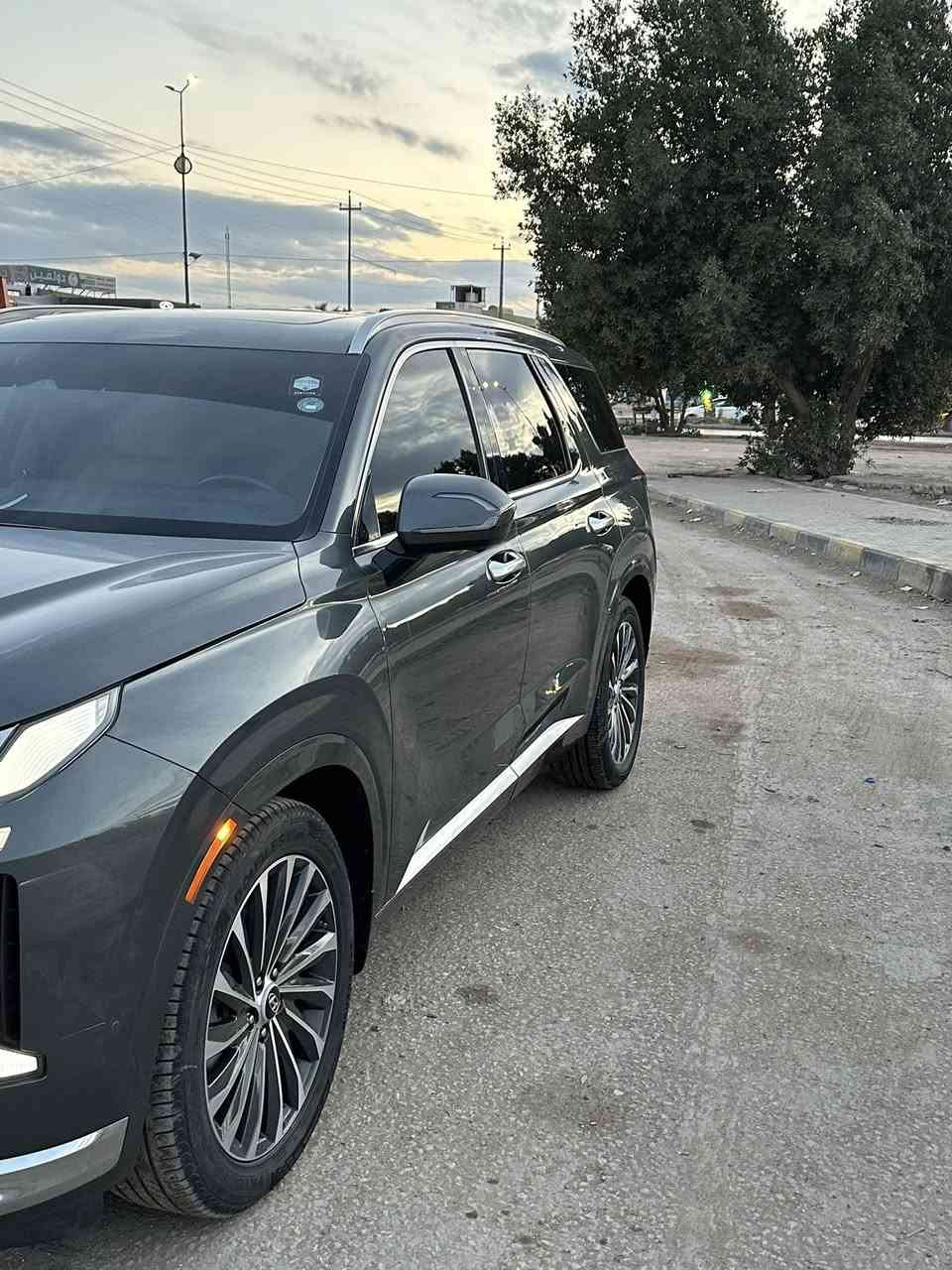 سلام عليكم ورحمة الله 
هونداي بالسايد الكرافيكي مديل 2023 وارد امريكا
لون نفطي 
كامرات 360🔄 درجة 
حساسات امامي وخلفية وجانبية 
رادرات امامي وخلفي 
مراية خلفية الكترونية
عداد ديجتار 
فتحت سقف قطعتين
مكينة 6 سلندر 3800 
تبريد كهربائي وميكانيكي ثلاث قطع 
القمارة كنتاره شاومو 
الكشن السائق يوجد وضعية المساج 
الداخل ابيض ملكي VIP
كشنات تبريد وتدفة
دفع رباعي
انظمت القيادة سبورت وسمارت وقياده ثلجية
وقياده عادية 
قيادة ذاتية.  مثبت سرعة  مثبت مسار 
ستيرن تدفة 
سبيكر صوت للمقاعد الاخيرة 

رقم السيارة اربيل مداور ثاني يوم 
السعر :310 ورقة وبية ومجال بسيط 
مكاني النجف الاشرف 
*********** 
علي جاسم
