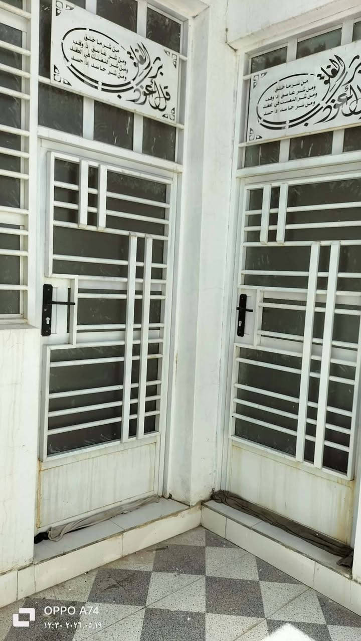 بيت المساحة 💯 مترطابو سند 25 بناء حديث طابوك واعكادة درجه اولى يحتوي على غرفه استقبال مطبخ صاله بدون قاطع بيتونه صحيات خارجية وداخليه الأرضية بورسلاين شبابيك بي بي سي الموقع قرب مستشفى القاسم خلف مطعم الفهد متوفره ماء كهرباء شارع قريب على الشارع العام. لاستفسار اتصل على هذا الرقم ***********
