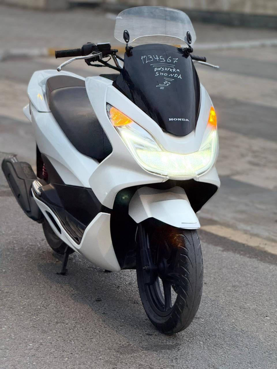 السلام عليكم وكاله وكاله ماشيه 11 الف  للبيع دراجه pcxجيل الثاني اصلي دراجة مال رمبه ماخذها رمبه الدراجه على ايدي حجم مكينه 150 
الاصلي دراجه جديده مال جناي
الاصلي دراجه كامله أستان كهربائي حساس ازدحام ٢ دراجه جديده الدراجه مكينه لوك برغي ممفتوح بيهه شلعا معدل خير من اللّٰه دراجه تكول جديده بمعنئ الكلمه واحلا من الصور دراجة مكينه مكفوله اي نقص مابيه
السعر مليون 700 وبيه مجال بصيط 
اي استفسار ***********مكان بغداد
