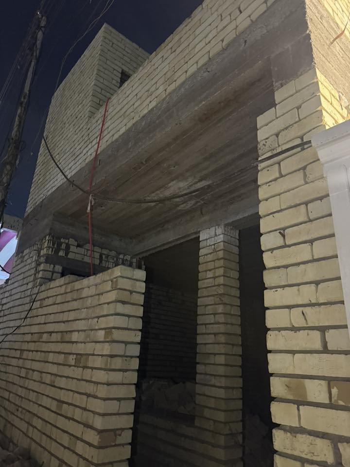 فرصة مميزة لامتلاك منزل بموقع حيوي وقريب من جميع الخدمات 👌
هيكل بناء حديث بنسبة 80%
المساحة 100 متر مربع (5×20)
يقع بعد فرع واحد عن الشارع العام (حي الجهاد – عامرية)
عرض الفرع 10 متر

✨ تفاصيل الطابق الأول:

 • استقبال ضيوف بعرض البناء
 • صالة (حولي)
 • صحيات ضيوف خارجية
 • مطبخ مع منور
 • غرفة كبيرة في نهاية المنزل

✨ الطابق الثاني:

 • غرفة نوم سويت واسعة مع شرفة
 • صالة وسطية كبيرة
 • غرفة نوم إضافية
 • حمام وصحيات مشتركة

📍 موقع قريب جداً من الخدمات:

 • يبعد 3 دقائق عن مجمع النسيم
 • يبعد 5 دقائق عن شارع المطار
 • 80 متر عن مركز الدفاع المدني
 • 80 متر عن مركز الشرطة
 • 100 متر عن مدينة ألعاب جنة الكرخ
 • 100 متر عن متنزه حكومي
 • 140 متر عن شارع المدارس الحكومية
 • 100 متر عن الشارع العام

📑 العقار طابو صرف
تحويل مباشر باسم المشتري

📞 للاستفسار والمعاينة التواصل على الخاص مع صاحب العقار *********** للجادين فقط
