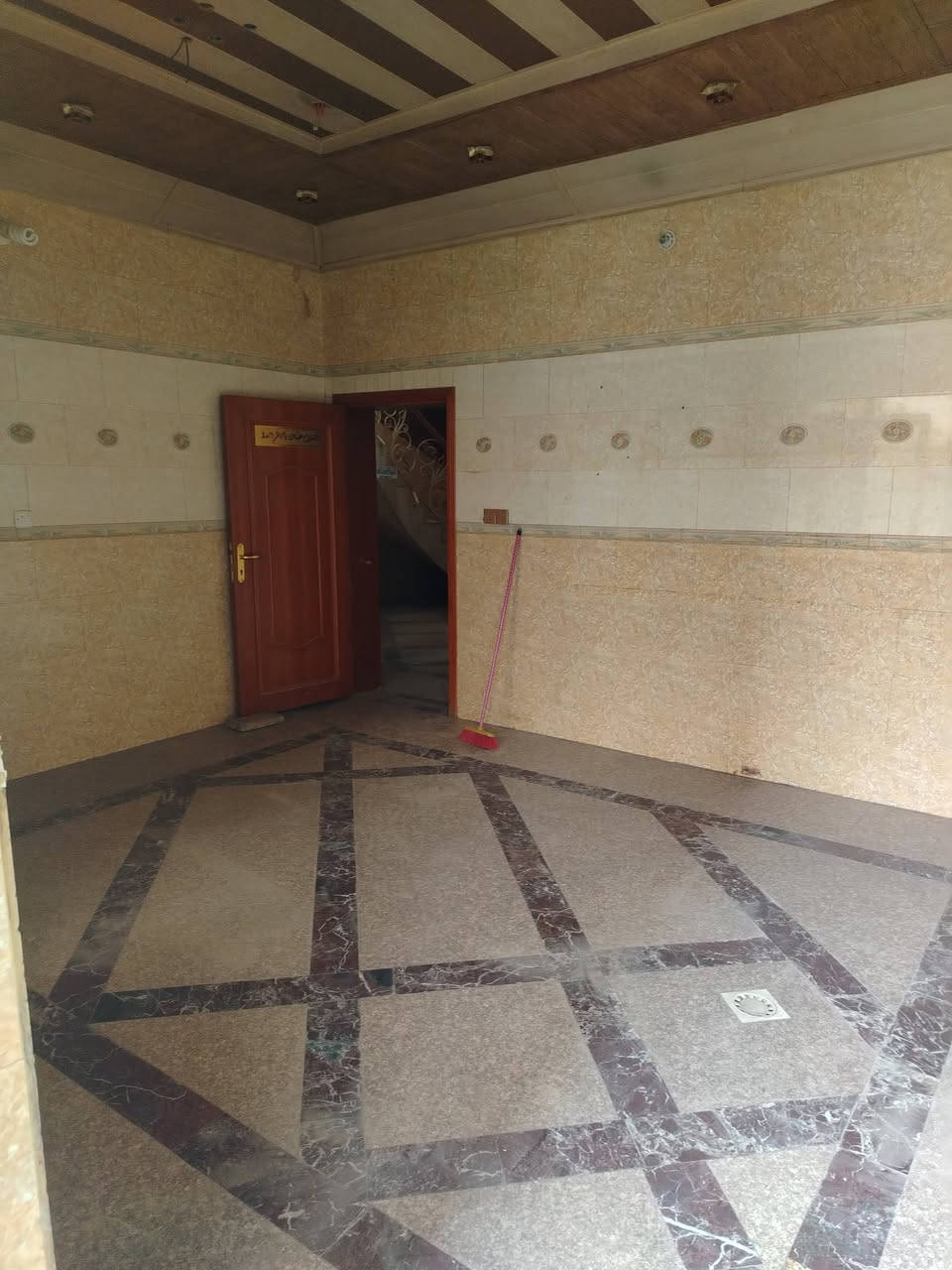 سلام عليكم
دار للأيجار مساحة 200 متر مربع
واجهية 10 متر نزال 20 متر
واجيهة مرمر
البيت بي مدخلين
مدخل على المطبخ والمدخل الثاني على الاستقبال
يتكون من مطبخ حار +بارد
يحتوي على استقبال وصالة
منورين داخل البيت + حمامات عدد 3
الطابق الأول يحتوي على غرف نوم عدد 2
الطابق الثاني يحتوي على غرف نوم عدد 3
العنوان النجف الاشرف حي الغدير شارع الحزام الاخضر مقابل مدينة العاب السلام مقابل زيونة كروب للمكملات الغذائية
يصلح شركة او مختبرات او عيادات
للأستفسار الاتصال على الرقم ***********
