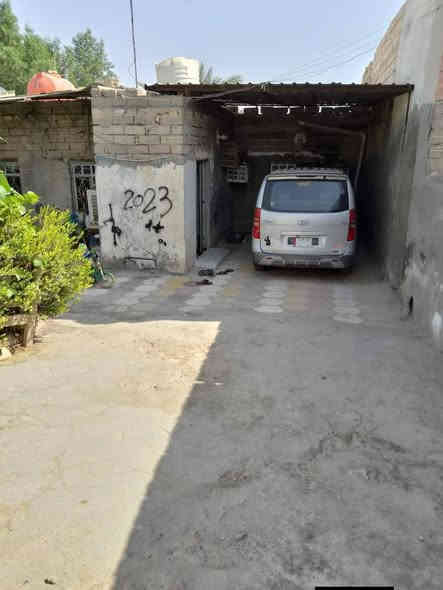 ببت للبيع مساحه ا400ركن محلات ثنين وياه عل شارع يبعد 100متر عن مفرك سديناويه بناء قديم بلوك  السعر 65وبي مجال بصيط التصال عل ***********
