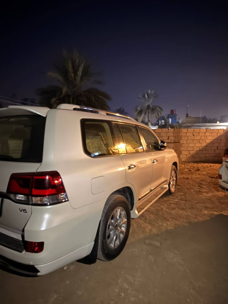 السلام عليكم للبيع لاندكَروز  GXR موديل ٢٠١٧ اعلئ فائ بلاندكروز وايت ادديشن مكفوله كفاله عامه من الضربه والتبديل والصبغ فقط تكحيله قدر اصبع بلجنطه مواصفاتها فول للاخير ماشيه ١٦٦ الف ٦ سلندر رقم بغداد تحويل مباشر السعر ٤٦٥ وبيه مجال بصيط عنواني الحله قرب العلويه شريفه ع للاستفسار رقمي / ***********
