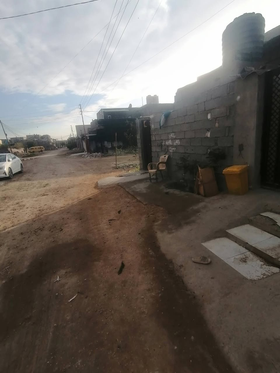 سلام عليكم بيت 100 متر طابقين استقبال غرفه عدد2 صاله مطبخ منور2    طابق ثاني سكف سندويش  بناء جديد حي لمهندسين زراعي 25 تحول بسمك عله شارع عرض 12متر مي كهرباء ابابك قريب عله انشايئت ابوعلي سعر 53 بي قليل *********** واتساب
