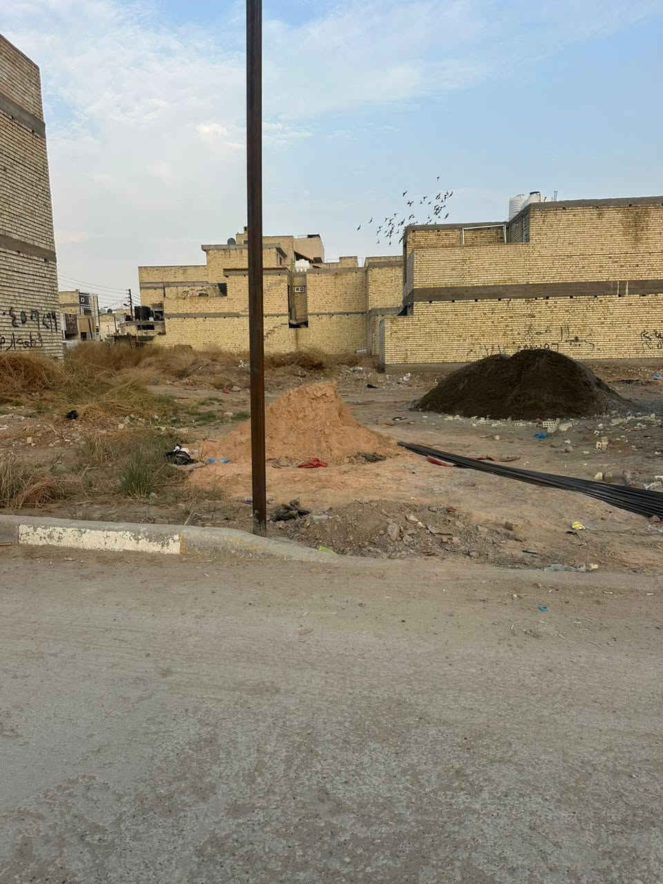 سلام عليكم قطعة ارض للبيع مساحة 100م واجهة 5 والنزال 20 العنوان السريدات الجديدة المربع الثالث  الاستفسار الاتصال
*********** ابو حسين
