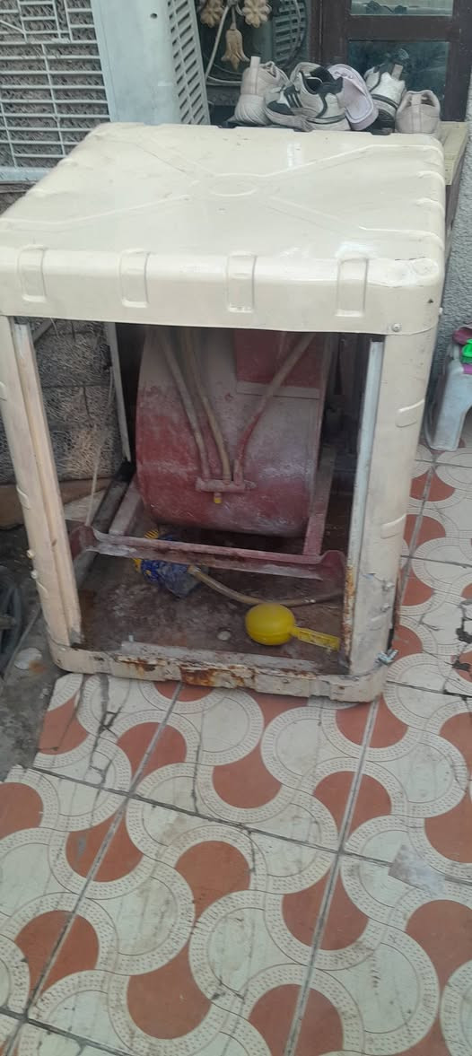 حجم صغير ماطور وتر بم شغال كلشي مابيها وبرودتها ثلج وسريعه بس بيها زرف بسيط بالحوض ب25 قفل بدون عمله مكاني بغداد الحريه ***********
