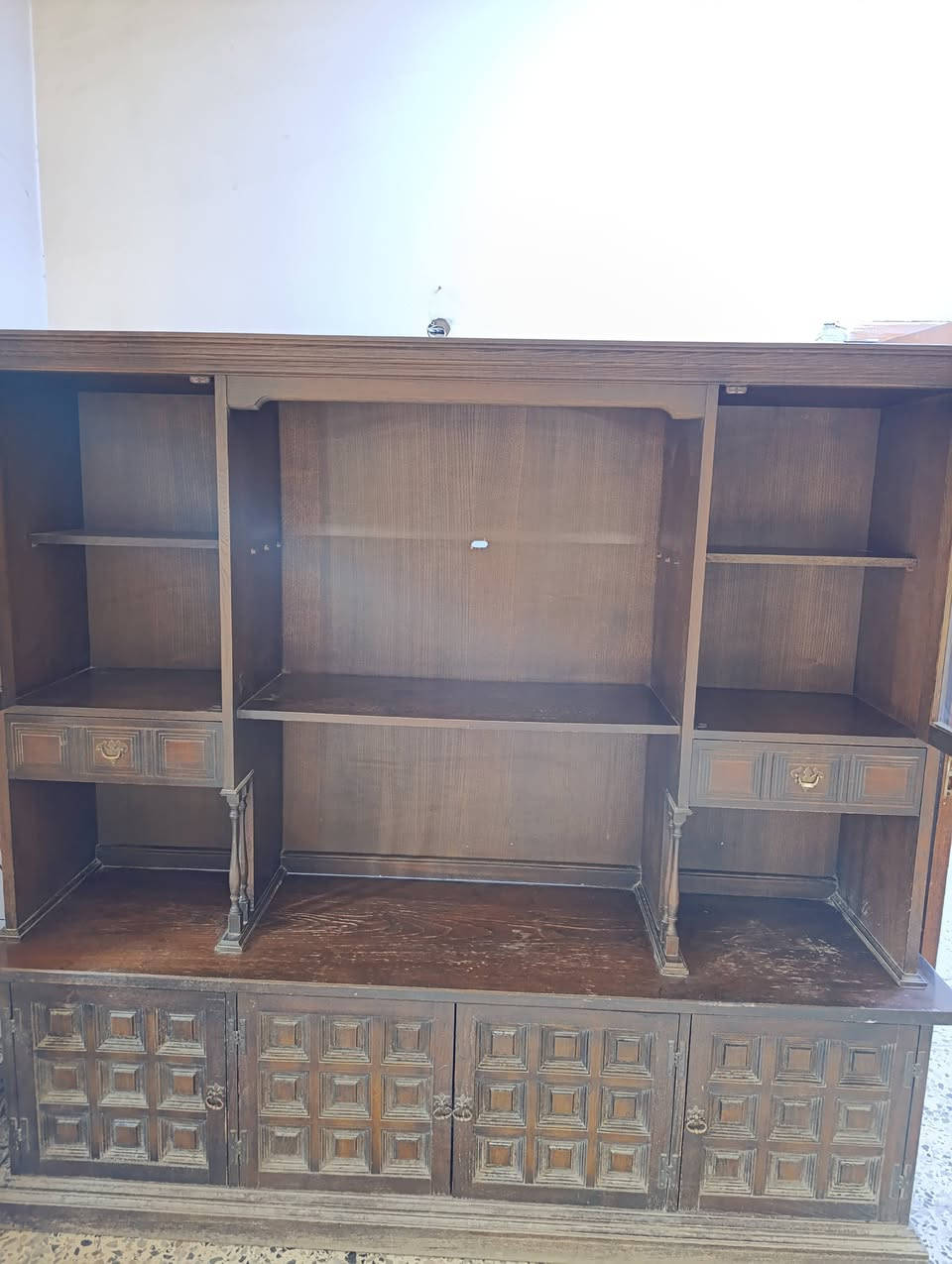 السلام عليكم ...بوفية خشب جوزي غامق للبيع مكونة من قطعتين  القطعة العليا معرض زجاجي والقطعة السفلية ابواب الطول 195سم الارتفاع170سم العمق 47سم السعر 60الف العنوان بغداد حي القاهرة للاستفسار الاتصال على *********** او ***********
