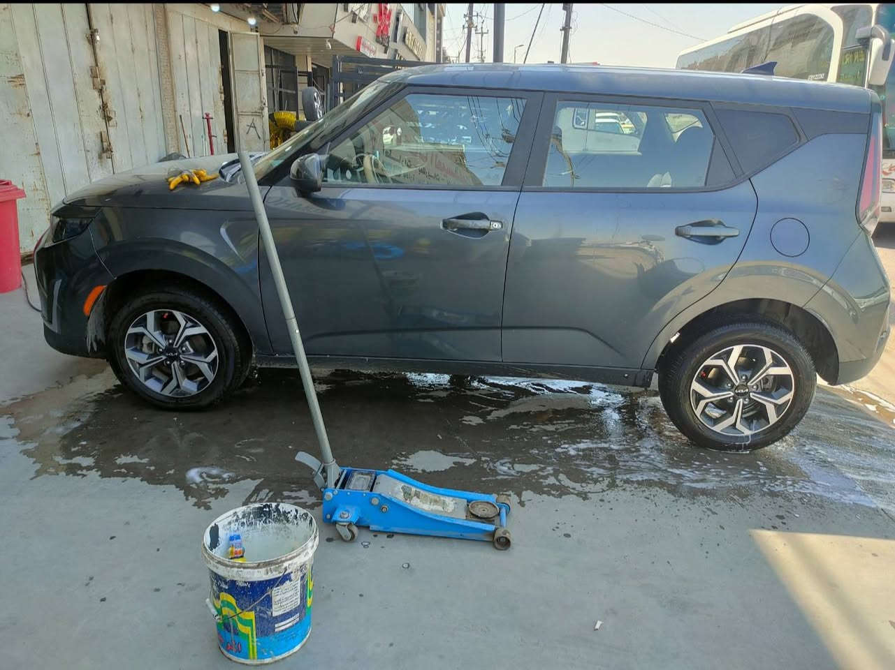 السلام عليكم ( بيع فقط )
كيا صول 2023 وارد امريكي
رقم بغداد انكليزي  باسمي شخصيا
برغي مبيها نقص 
اللون  فيلي 
حادثها باب السايق او جاملغين 
والبنيد عقجه بصيطه بي بس بدلته اذا اتريد القديم عندي 
صور الحادث  مرفقه في المنشور 
والباقي مكفوله 
المواصفات
ايرباك ستيرن وبردة طاك
محرك( 2000 )دوش 
ماشية ٥٢ الف ميل
حجر بيئة اصلي 
رادار امامي او خلفي او جانبي
شاشه كبيرة 
وضعيه قياده. سبورت وعادي 
فول تحكم ستيرن  
كاميرا دوارة   
كتلوكات شركة
سبير جديد منازل 
السيارة جديدة جدا جاهزة وكاملة 
العنوان : بغداد بلديات شارع شبكه الكهرباء شارع الشريط 
السعر :152
رقم الهاتف ***********
