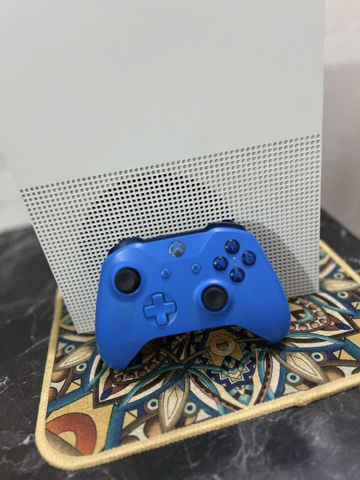 السلام عليكم شباب،(Xbox One S) ونظافة تامة، كامل الملحقات وجاهز للتشغيل مباشرة.

 💾 الذاكرة: 1 تيرابايت (1TB) لتخزين كل ألعابك براحتك.

: جوستك (يد تحكم) أصلية بلاد ونظيفة جداً.

 📦 الملحقات: كامل غراضه (واير الطاقة + كبل الـ HDMI الأصلي).
 🕹️ الألعاب: الجهاز يحتوي على ألعاب مملوكة مميزة وجاهزة للعب، منها:
 Call of Duty (كول اوف ديوتي)
 Mafia (مافيا)
 وغيرها من الألعاب المميزة..
 💰 السعر: 170 ألف دينار عراقي (قفل).
 📍 العنوان: بغداد - الدورة.
 📞 للتواصل والاستفسار: *********** (اتصال أو واتساب).
