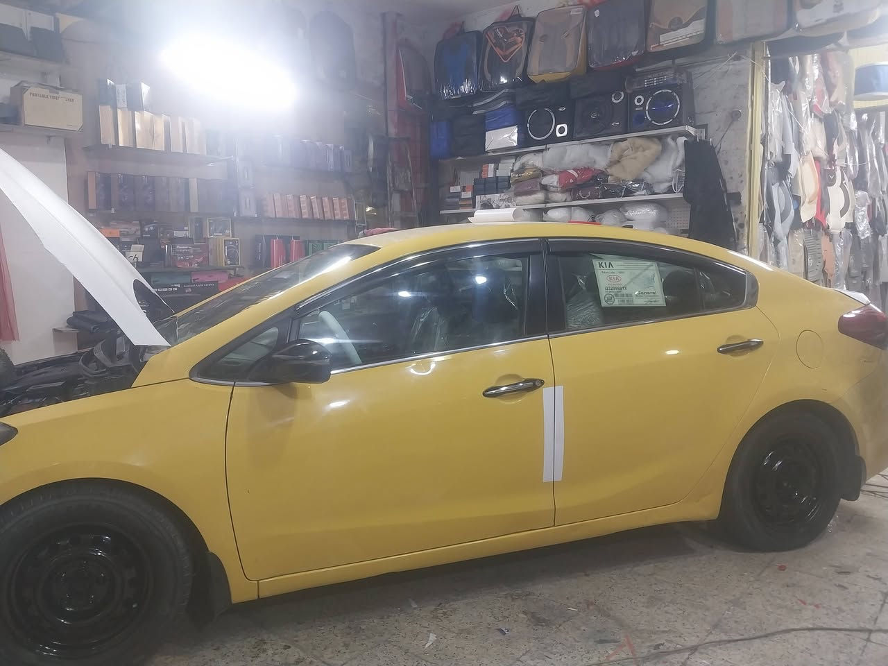 سلام عليكم كيا فورتي موديل 2014 وارد امريكي حادثها قبق جنطه مبدل فقط باقي ليبل واحد. كير محرك صدر تبريد تخم تاير مابيها اي نقص السعر 93 بيها مجال ***********.الشعله
