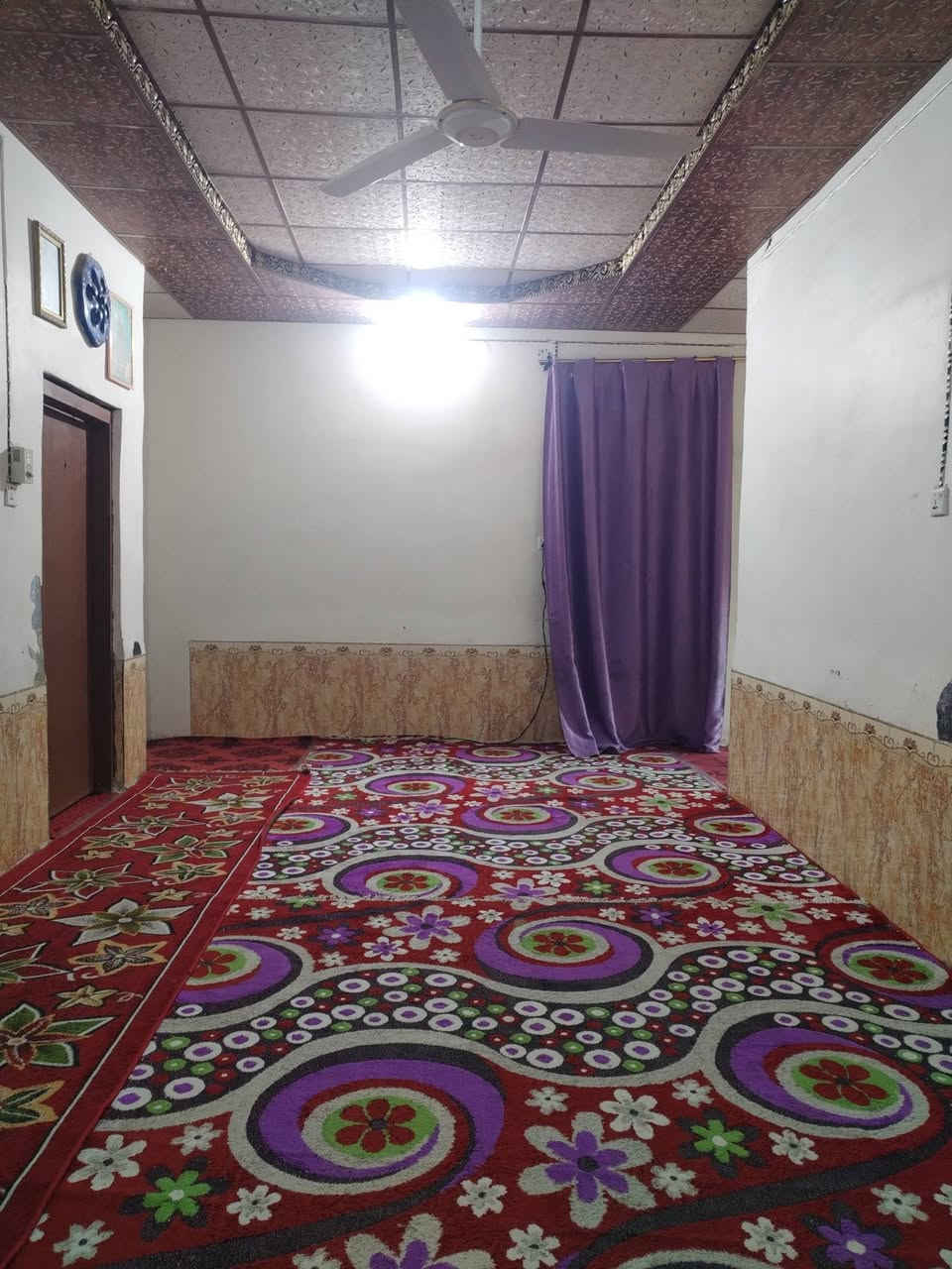 سلام عليكم
بيت اللبيع يحتوي ع 3 غرف نوم وصاله وستقبال 
حمامات داخليه وخارجيه 
مع كاع 3 دونم 
ارض طابو زراعي 
عنوان الحمزه الشرقي  الجعفريه
***********
